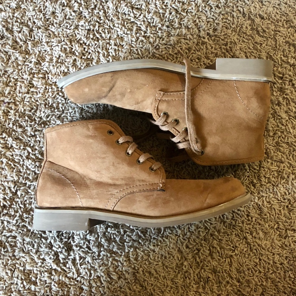 Men’s Old Navy camel colored ankle boots, size 9